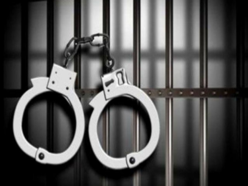 Cinecstyle arrested for robbers by police | लिफ्टच्या बहाण्याने लुटमार करणा-या दरोडेखोरांना सिनेस्टाईल अटक 