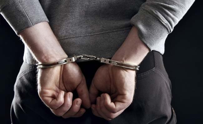 5 arrested with Rs 2.5 lakh worth of liquor | अडीच लाखांच्या मद्यासह ५ अटकेत