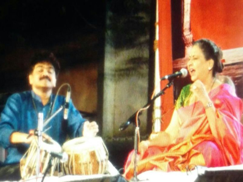 The audience has a unique combination of classical singing and devotional music; The audience mesmerized by Aarti Anklekar-Tikekar's singing | प्रेक्षकांनी अनुभवला शास्त्रीय गायन आणि भक्तीचा संगीताचा अनोखा मिलाफ; आरती अंकलीकर-टिकेकर यांच्या गायनाने प्रेक्षक मंत्रमुग्ध