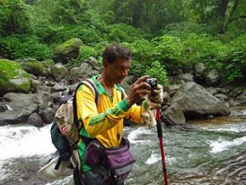 Famous Mountaineer Arun Sawant dies after falling off a Konkan | प्रसिद्ध गिर्यारोहक अरुण सावंत यांचा कोकणकड्यावरून पडून मृत्यू