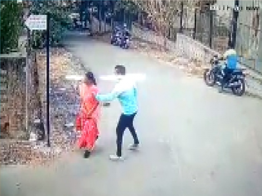 Thieves steal chain from woman neck in broad daylight in Kolhapur, incident caught on CCTV camera | Kolhapur: भरदिवसा चोरट्यांनी महिलेच्या गळ्यातील चेन हिसकावली, घटना सीसीटीव्ही कॅमेऱ्यात कैद