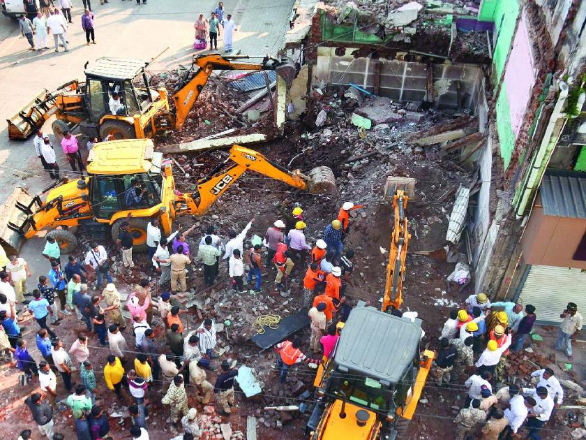Five died, one seriously injured as old building collapses in Amravati | Amravati Building Collapse : 'क्या होगा...' म्हणत गेला ५ जणांचा जीव