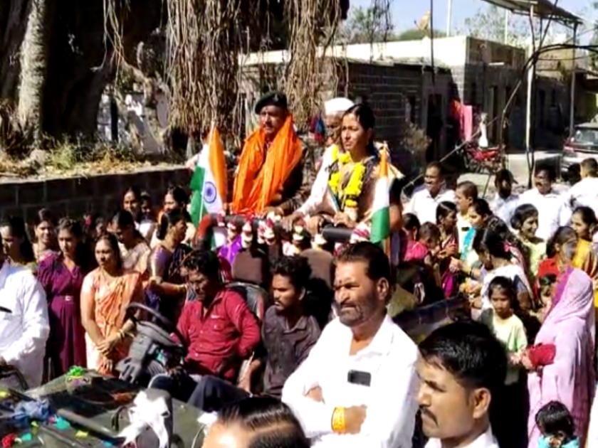 Video: Procession of Retired Soldier in Surudi Village; A welcome from the villagers with the sound of drumming | video: सेवानिवृत्त सैनिकाची गावात मिरवणूक; ढोल-ताशाच्या गजरात ग्रामस्थांकडून जंगी स्वागत