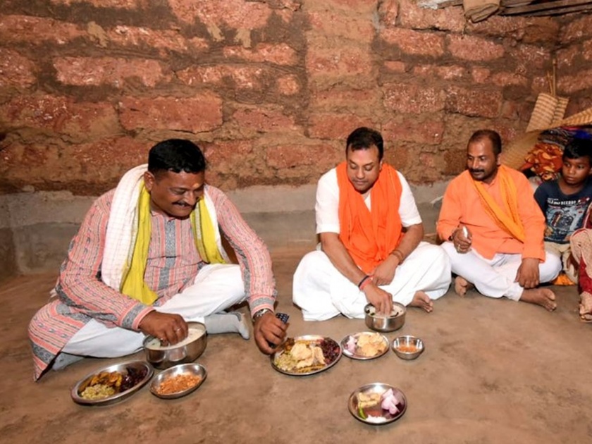 Lok Sabha Election 2019 sambit patra shares video shows real picture of pradhan mantri ujjwala yojana | मोदींच्या उज्ज्वला योजनेची संबित पात्रा यांच्याकडूनच पोलखोल ?