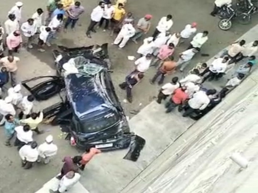 Car falls from 35 feet high bridge on Samrudhi Highway luckily no casualties | समृध्दी महामार्गवर ३५ फूट उंच पुलावरुन कोसळली कार; कारचा चक्काचूर, सुदैवाने जीवितहानी नाही