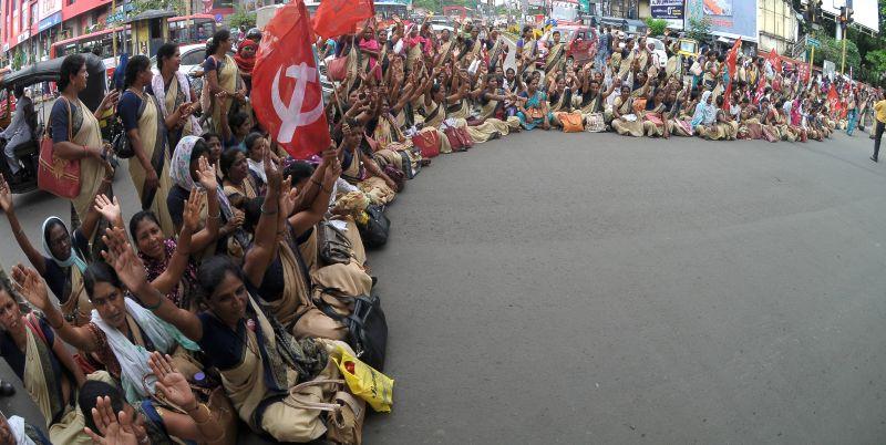 ASHA workers and group promoters staged Rasta Roko in Nagpur | आशा वर्कर व गटप्रवर्तकांनी नागपुरात केला रास्ता रोको,पोलिसांकडून अटक