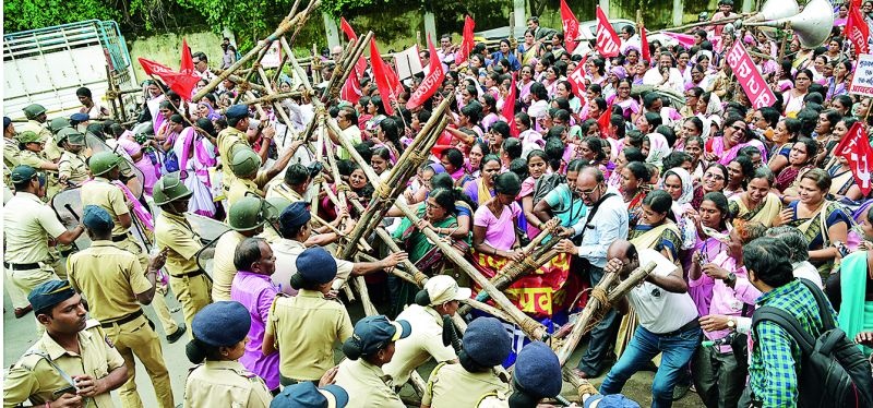 Manhandling between Asha Workers and Police , Tension | आशा वर्कर्स व पोलिसांत धक्काबुक्की, तणाव
