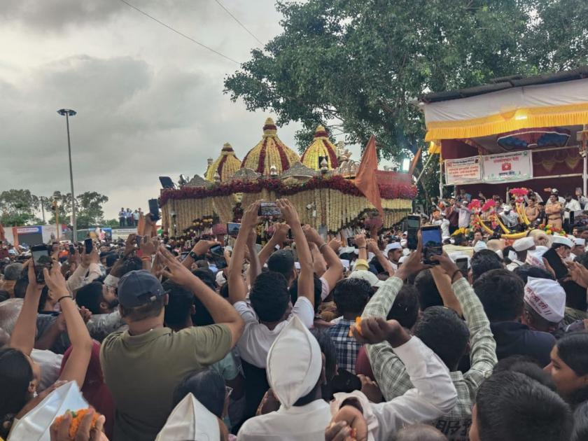 Ashadhi Wari Alandi: The ceremony is delayed by five hours: There is talk of stopping the palanquin ceremony for the Chief Minister eknath Shinde | पाऊणतास सोहळ्यास उशीर : मुख्यमंत्र्यांसाठी पालखी सोहळा थांबवल्याची चर्चा 