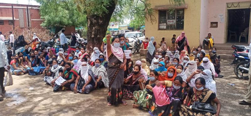 Agitation of Asha workers in front of Murtijapur tahsil office | विविध मागण्यांसाठी आशा स्वयंसेविकांचे मूर्तिजापूर तहसील कार्यालयासमोर धरणे