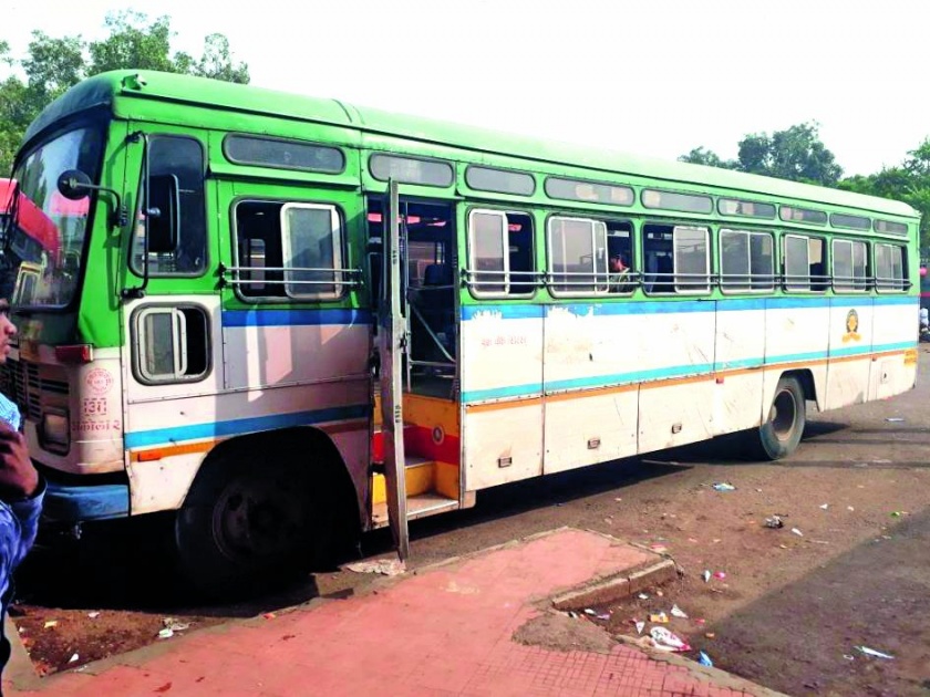 Rail of Asiad bus looted passengers! | एशियाड बसच्या भाड्यातून प्रवाशांची लूट! 