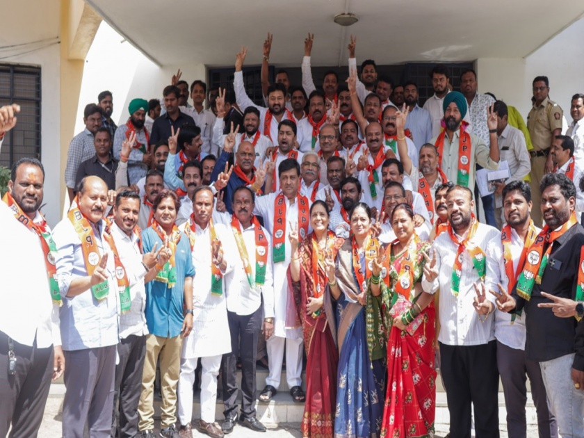 set back for Congress Ashok Chavan supporter 55 former corporators join BJP | अशोक चव्हाणांकडून काँग्रेसला पहिला मोठा हादरा;  ५५ माजी नगरसेवकांचा भाजपमध्ये प्रवेश