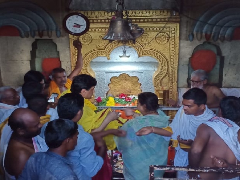 Former Chief Minister Ashok Chavan's visit to Moreshwara temple | माजी मुख्यमंत्री अशोक चव्हाणांचे मोरेश्‍वरास सपत्नीक साकडे