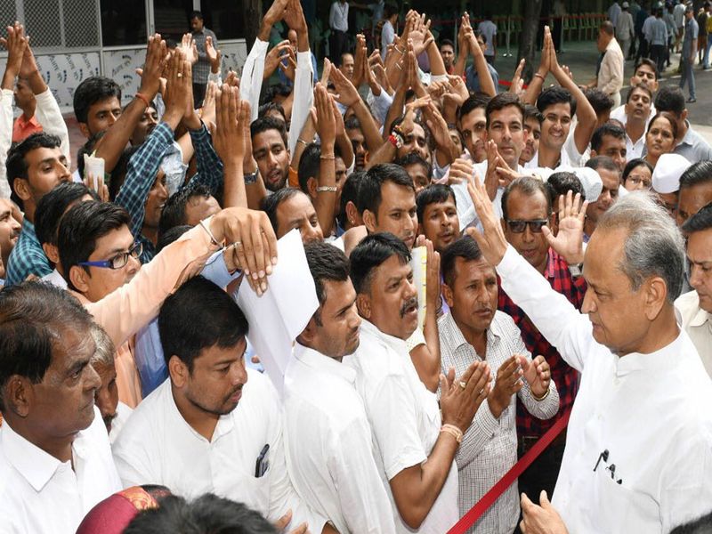 rajasthan chief minister ashok gehlot listened to 5000 peoples problem in 3 hours | मुख्यमंत्र्यांनी तीन तासांत ऐकल्या 5000 लोकांच्या समस्या
