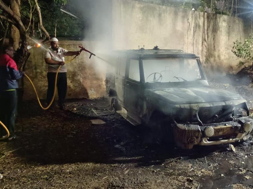 ashti tahsildar car burnt to ashes three clock in the morning incident | आष्टी तहसिलदारांची गाडी जळून भस्मसात; पहाटे तीन वाजेची घटना 