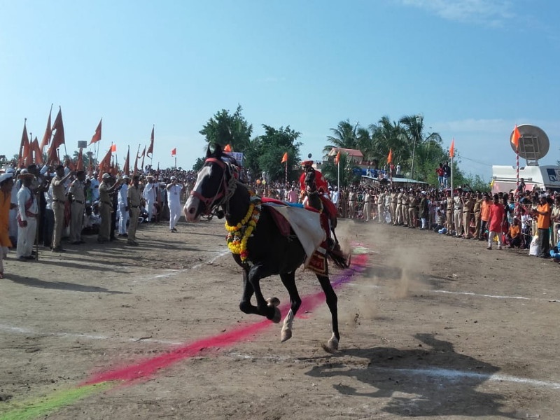 sant tukaram maharaj palkhi ringan at Belwadi | बेलवाडीत संत तुकाराम महाराज यांच्या पालखीत रंगला भक्तीचा रिंगण सोहळा 