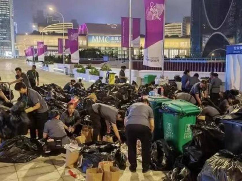 Asian Games 2023 : A group of volunteers sifted through tens of thousands of rubbish bags throughout the night and helped 12-year-old Liu Tian-yi, a chess player for Hong Kong, China, find her lost device.  | Asian Games 2023 : खेळाडूचा मोबाईल हरवला, कर्मचाऱ्यांनी रात्र जागून हजारो कचऱ्याच्या बॅग्समध्ये केली शोधाशोध अन्...  