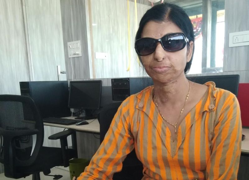 'She' survived an acid attack! | अ‍ॅसीड हल्ल्यातून सावरत ‘ती’ने कठीण संघर्षातून सांधले आयुष्य!