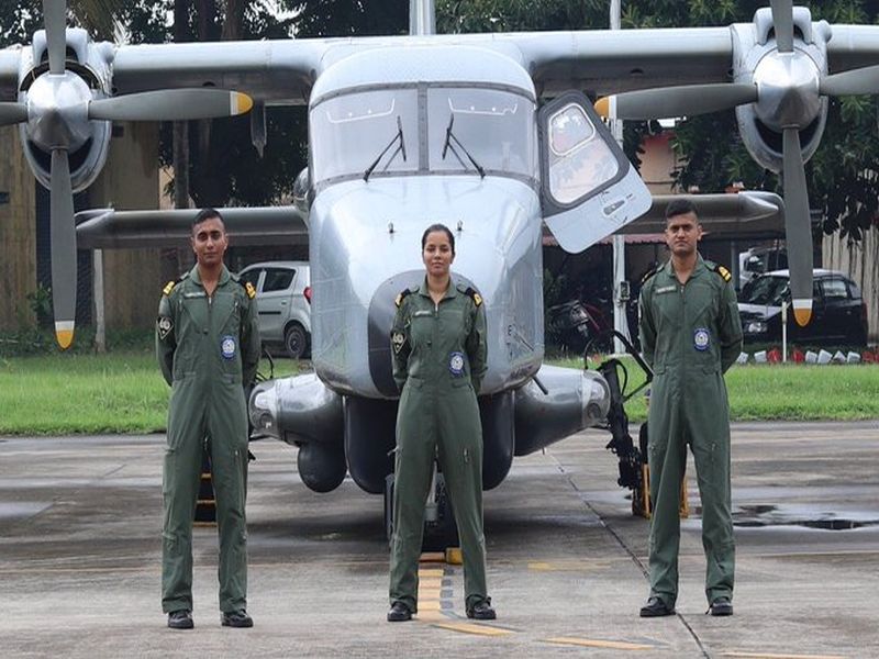 Sub Lieutenant Shivangi today became the first naval women pilot as she joined operational duties in Kochi naval base. | भारतीय नौदलाचा नवा इतिहास; शिवांगी स्वरुप पहिल्या महिला पायलट रुजू 