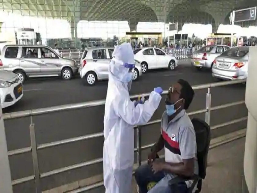Coronavirus: corona test from a private lab; Robbery of passengers at the mumbai airport | Coronavirus: ८५० द्या अन् खासगी लॅबकडून कोरोना चाचणी करा; महापालिकेच्या देखरेखीत विमानतळावर प्रवाशांची लूट  