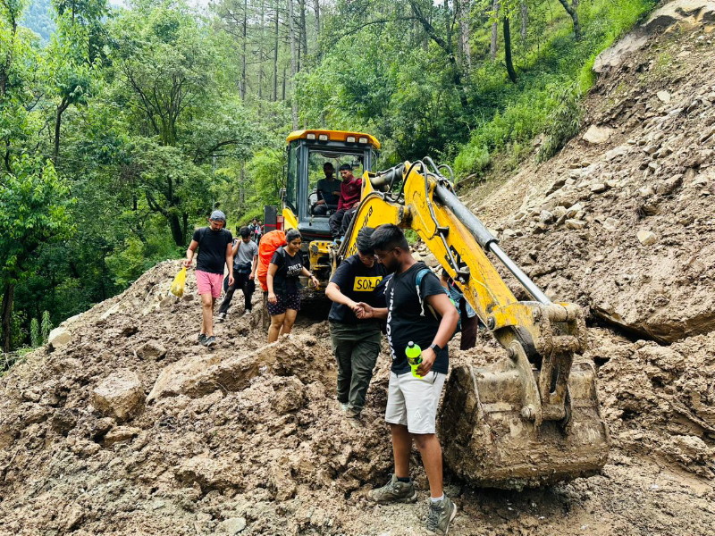 Earthquake and after 96 hours in contact with family Assam floods the fate of tourists | जमीन खचली अन् ९६ तासांनंतर घरच्यांच्या संपर्कात; आसाम महापुरातील पर्यटकांची आपबीती