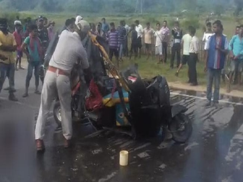 Auto rickshaw and truck collided in assams karimganj, 10 people died including five woman | ऑटो रिक्षा आणि ट्रकची समोरा-समोर भीषण धडक, पाच महिलांसह 10 जणांचा मृत्यू