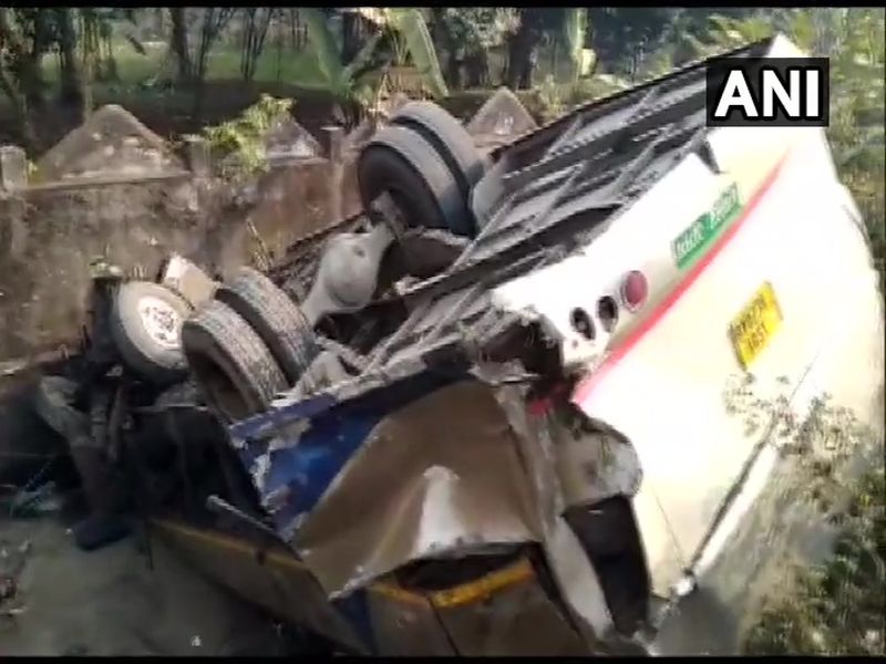 7 dead and many feared injured after the bus they were travelling in fell into a gorge in Dhupdhara | आसाममध्ये बसचा भीषण अपघात; 7 जणांचा मृत्यू, 30 जण जखमी 
