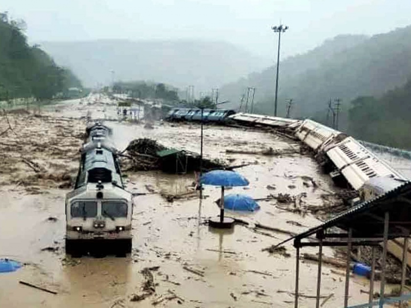 rain havoc in assam 57000 people were hit and tracks damaged trains overturned | पुराचा हाहाकार! आसामवर अस्मानी कहर; ५७ हजार लोकांना फटका, रूळ वाहून गेले, रेल्वे उलटल्या