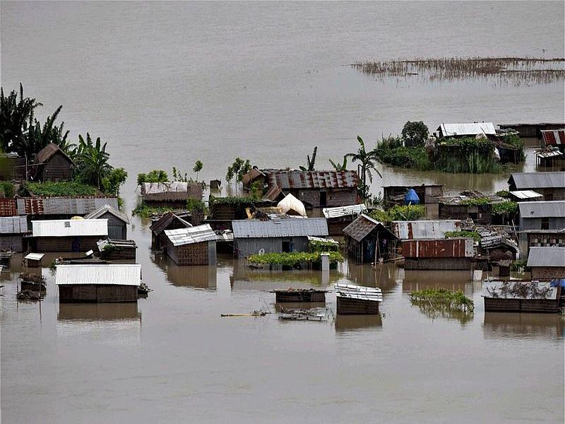 India, Bangladesh receive 2 rains; Shot 1.2 million people | भारत, बांगलादेशात पावसाचे ६०० बळी; २.५ कोटी लोकांना फटका