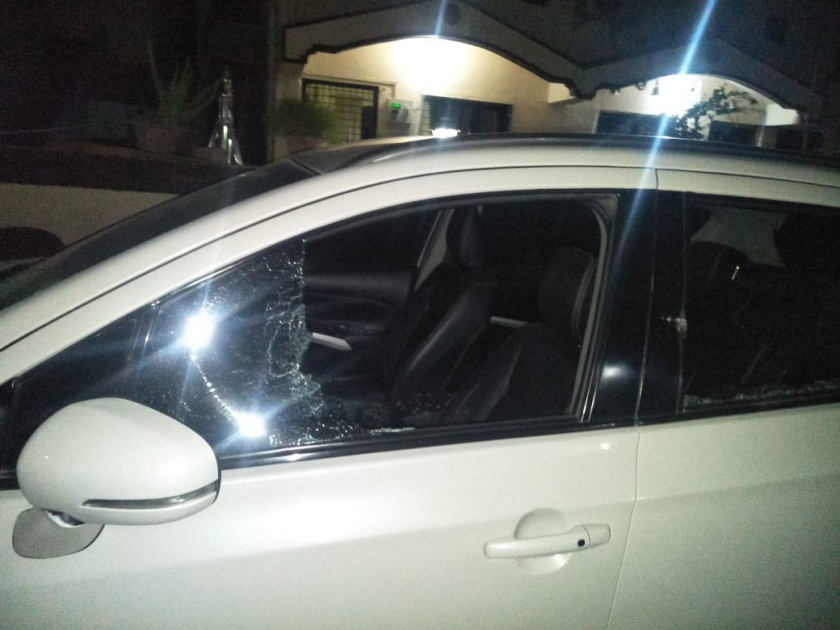 Attack on house by unknown assailants; vehicles vandilised | अज्ञात मारेकऱ्यांचा घरावर हल्ला; वाहनांची तोडफोड अन दगडफेक