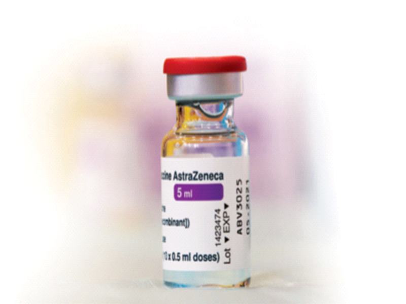 AstraZeneca's Carina vaccine suspended by 11 countries | ११ देशांकडून ‘ॲस्ट्राझेनेका’च्या काेराेना लसीचा वापर स्थगित
