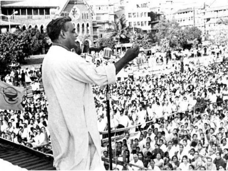 Atal Bihari Vajpayee first speech after emergency | Atal Bihari Vajpayee : आणीबाणी संपल्यावर वाजपेयींच्या 'या' तीन ओळी ऐकून भारावली होती जनता!