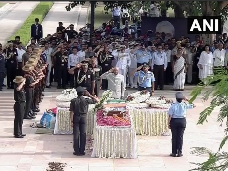 former prime minister Atal Bihari Vajpayee Final Journey Live Updates | Atal Bihari Vajpayee Funeral: अटलबिहारी वाजपेयींची चिरनिद्रा; मानसकन्येनं दिला मंत्राग्नी
