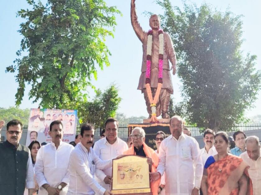 Atal Bihari Vajpayee's birth anniversary celebrated with enthusiasm in North Mumbai, former Governor Ram Naik was felicitated | अटलबिहारी वाजपेयी यांची जयंती उत्तर मुंबईत उत्साहात साजरी, माजी राज्यपाल राम नाईक यांचा केला विशेष सत्कार