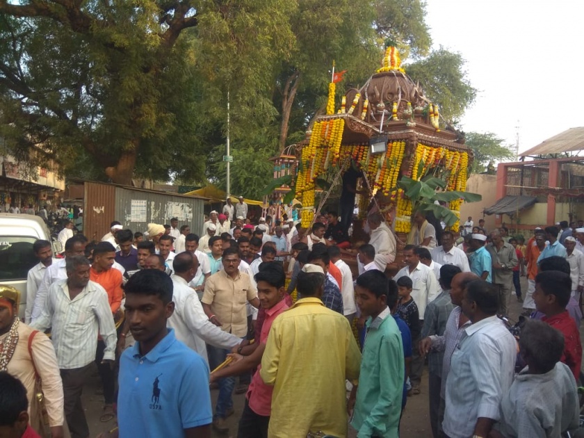Uttaraswara's Rathotsav in Attapadi in Sangli district with great enthusiasm | सांगली जिल्ह्यातील आटपाडीत उत्तरेश्वराचा रथोत्सव मोठ्या उत्साहात
