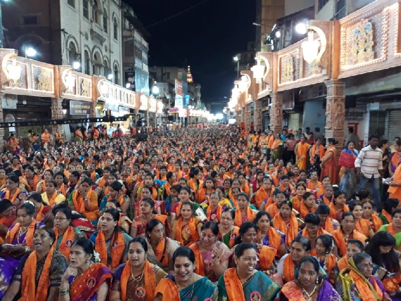 Ganpati Festival 2018 : Atharshairsha Pathan at Shrimanta Dagadusheth Halwai Ganpati Pune | दगडूशेठ हलवाई गणपतीसमोर हजारो महिलांचे अथर्वशीर्ष पठण