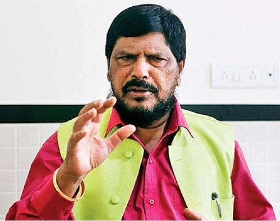 Shiv Sena's tiger caught in Congress-NCP cage: Ramdas Athavale | शिवसेनेचा वाघ काँग्रेस-राष्ट्रवादीच्या पिंजऱ्यात अडकला : रामदास आठवले
