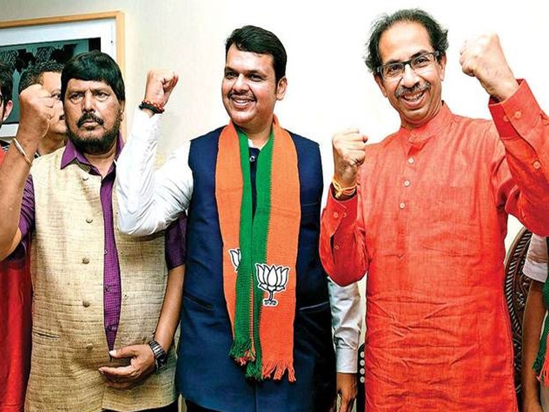 BJP and Shiv Sena will have to come together again, said Union Minister of State Ramdas Athavale | अनेक वर्षांची मैत्री दुष्मनीमध्ये बदलली; पुन्हा भाजपा अन् शिवसेनेला एकत्र यावं लागेल- रामदास आठवले