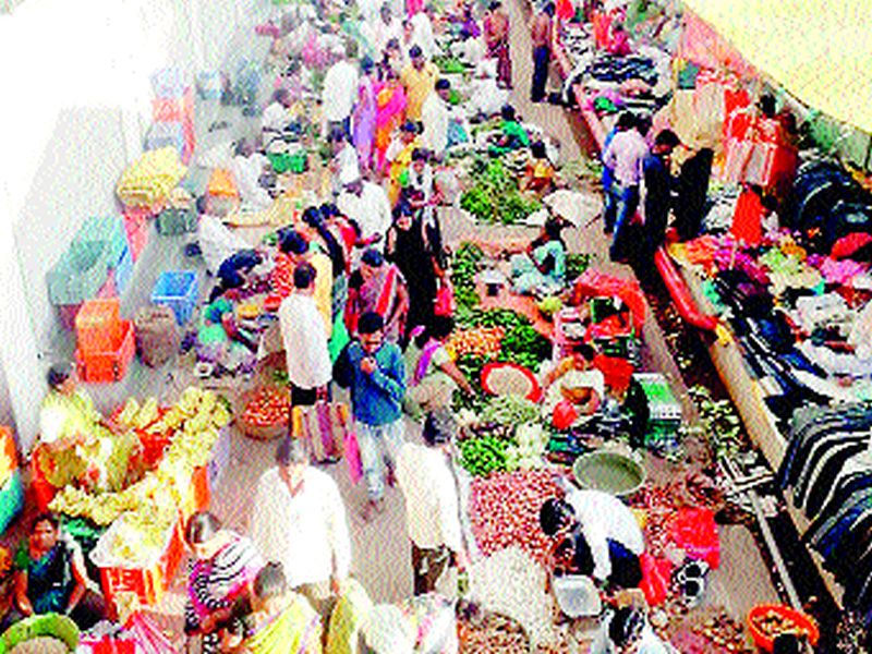 The heel of the administration on the weekly market in the taluka including Shirdi | शिर्डीसह तालुक्यातील आठवडे बाजारावर प्रशासनाची टाच