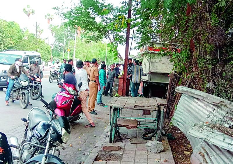 Unauthorized sheds broke in Nagpur; Four truck materials seized | नागपुरात अनधिकृ त शेड तोडले; चार ट्रक साहित्य जप्त