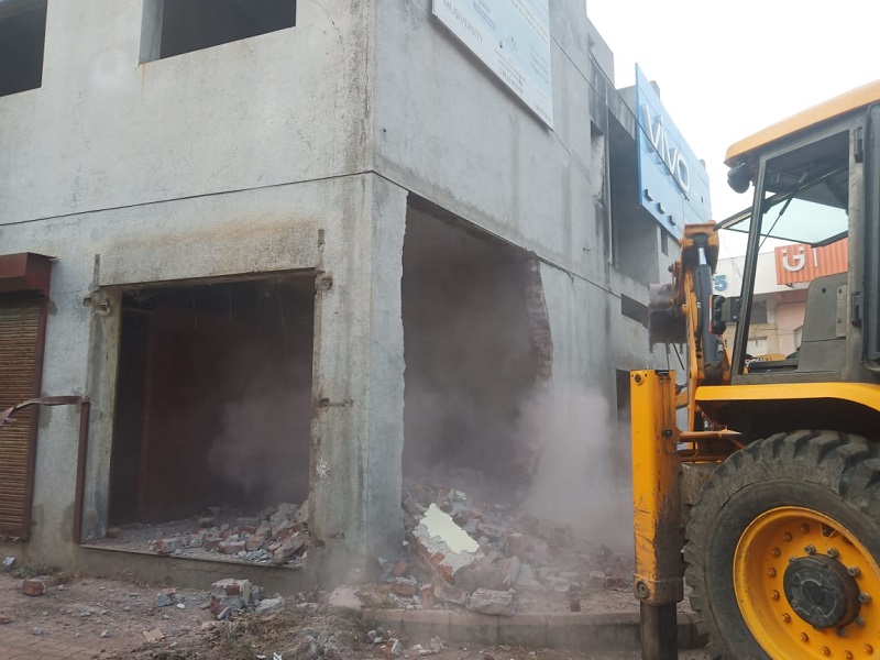 The unauthorized construction of the city's Wadiapark was demolished | नगरच्या वाडियापार्कमधील अनाधिकृत बांधकाम पाडले