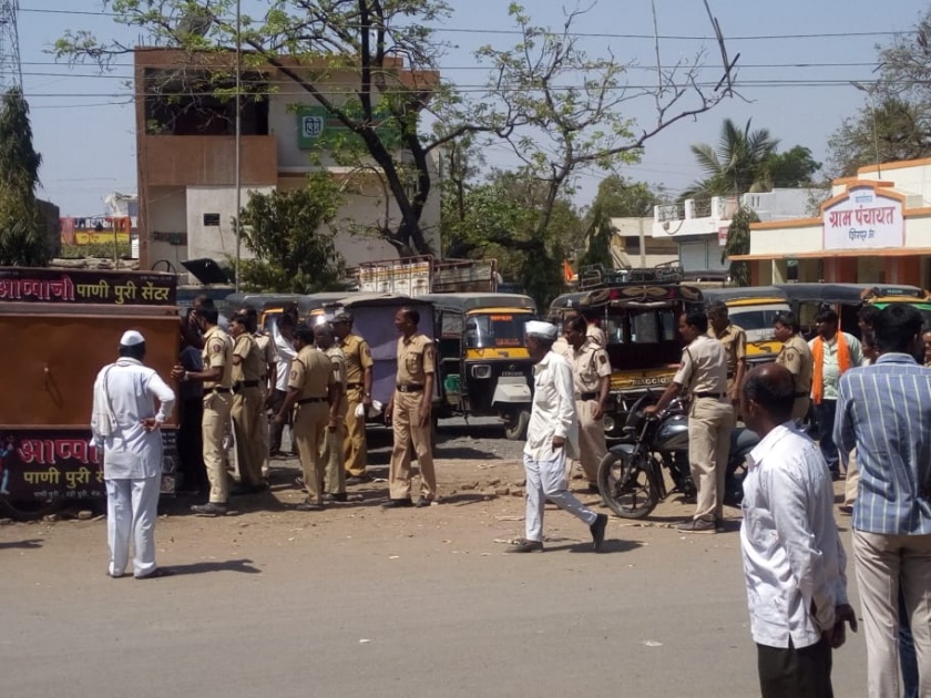 Police remove the abstacle fo traffic in shirpur | रहदारीला अडथळे करणारे हातगाडे पोलिसांनी हटविली