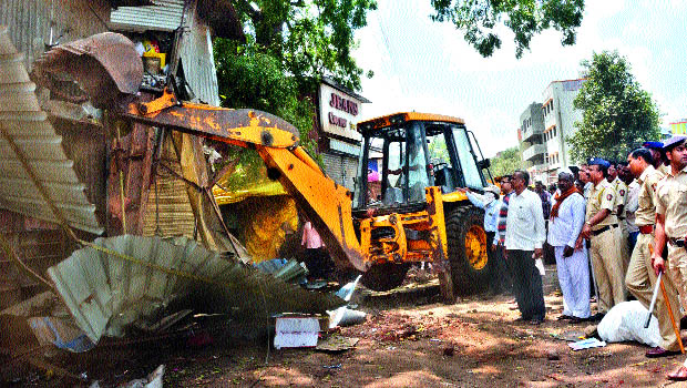 Action for the second hartola, railway line on illegal construction in Solapur City | सोलापूर शहरातीतल बेकायदा बांधकामावर दुसºयांदा हातोडा, रेल्वे लाईन येथील कारवाई