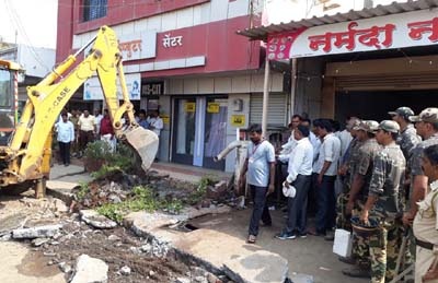 Municipal corporation hammer on illegal construction in Solapur City | सोलापूर शहरातील बेकायदा बांधकामावर महापालिकेचा हातोडा, पाच ठिकाणी पाडकाम सुरू, ३४० मिळकतदारांना दिल्या नोटिसा
