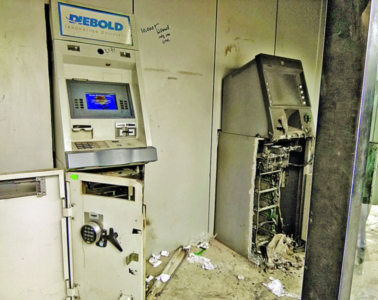 In Nagpur in two hour three ATMs were smashed | नागपुरात दोन तासात तीन एटीएम फोडले