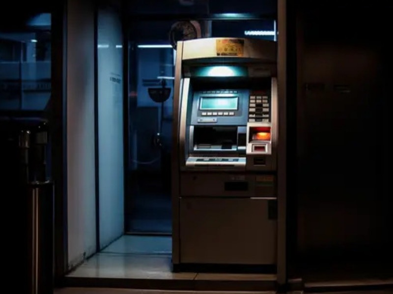 Two ATMs except one were broken only 1900 rupees were taken | एक सोडून दोन एटीएम फोडले, हाती केवळ १९०० रुपये लागले