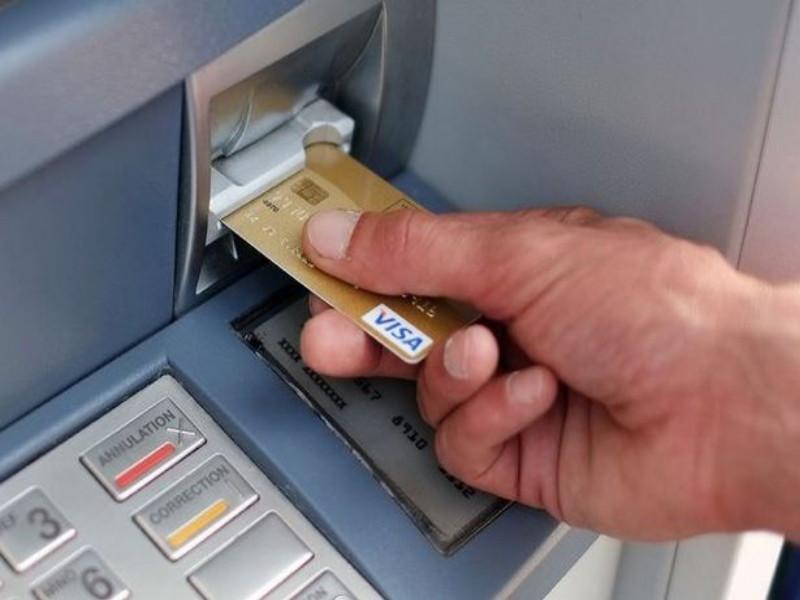 A shocking type of bank robbery Tampering with ATMs is worth lakhs of rupees | बँका लुटण्याचा धक्कादायक प्रकार; एटीएमशी छेडछाड करून लाखो रुपयांना गंडा