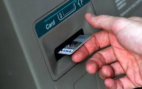 ATM amount froud; accused enquiry by police | एटीएम रक्कम अपहारप्रकरणी आरोपीच्या घराची झाडाझडती