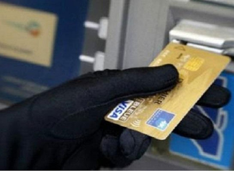Crime News : Accused arrested for swindling money by ATM card fraud | एटीएम कार्ड लबाडीने घेऊन पैसे लुबाडणाऱ्या सराईत आरोपीला अटक 
