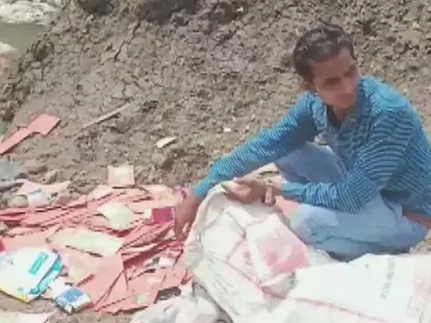 baran rajasthan over 300 atm cards found near a drain in baran today | धक्कादायक! जनधन योजनेचा बट्याबोळ; 300हून अधिक एटीएम कार्ड नाल्यात सापडली