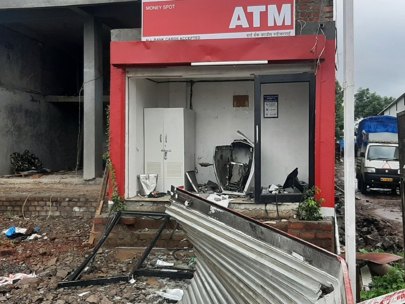 As many as 28 lakh lamps were blown up in an ATM in Chakan industrial estate | चाकणच्या औद्योगिक वसाहतीत एटीएममध्ये घडवून आणलेल्या स्फोटात तब्बल २८ लाख लंपास